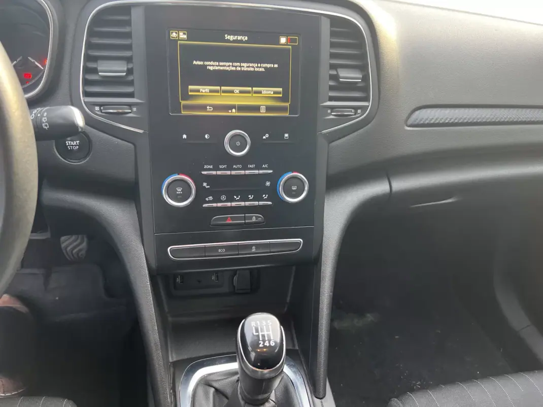 Renault Mégane 2020 - 14900 EUR, 142500 km - AUTO.MOTO.pt - 142500km - foto 11 de 16