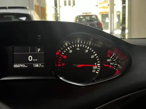 Peugeot 308 2019 - 14500 EUR, 50000 km - AUTO.MOTO.pt - 50000km - foto 22 de 51