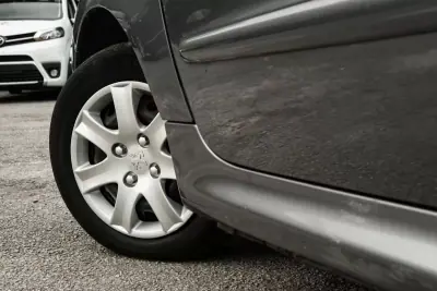 Peugeot 206 2010 - 5850 EUR, 96800 km - AUTO.MOTO.pt - 96800km - foto 7 de 19