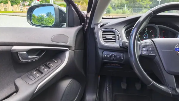 Volvo V40 Cross Country 2015 - 6990 EUR, 315000 km - AUTO.MOTO.pt - 315000km - foto 12 de 22