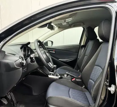 Mazda 2 2015 - 11500 EUR, 75000 km - AUTO.MOTO.pt - 75000km - foto 9 de 33