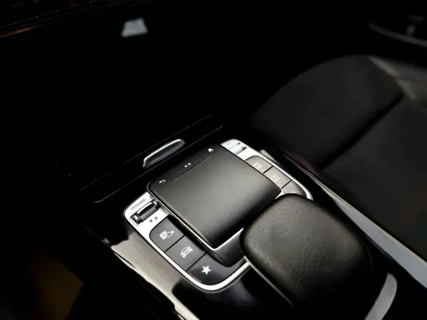 Mercedes-Benz CLA 180 2019 - 29950 EUR, 73000 km - AUTO.MOTO.pt - 73000km - foto 25 de 33