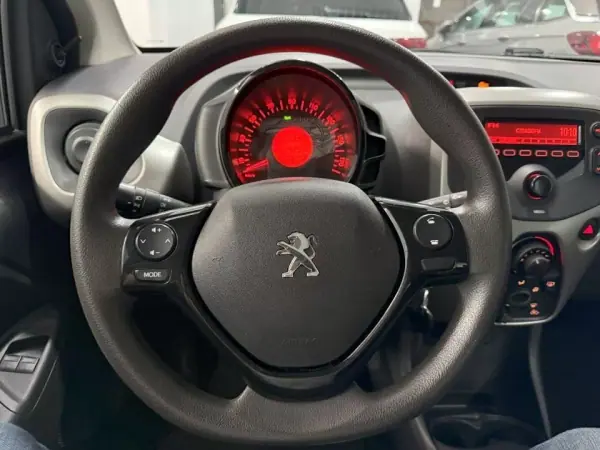 Peugeot 108 2016 - 7950 EUR, 142930 km - AUTO.MOTO.pt - 142930km - foto 11 de 19