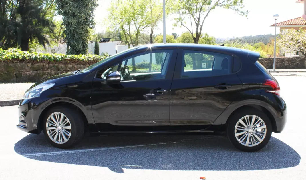 Peugeot 208 2018 - 9990 EUR, 109000 km - AUTO.MOTO.pt - 109000km - foto 10 de 27