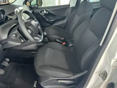 Peugeot 208 2018 - 11990 EUR, 141744 km - AUTO.MOTO.pt - 141744km - foto 6 de 21
