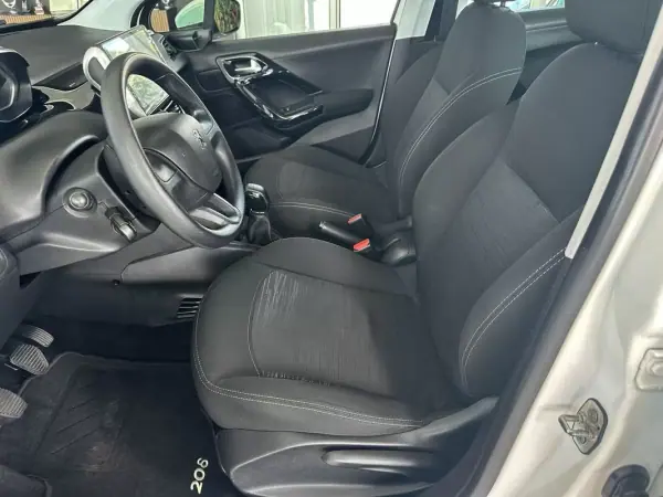 Peugeot 208 2018 - 11990 EUR, 141744 km - AUTO.MOTO.pt - 141744km - foto 6 de 21