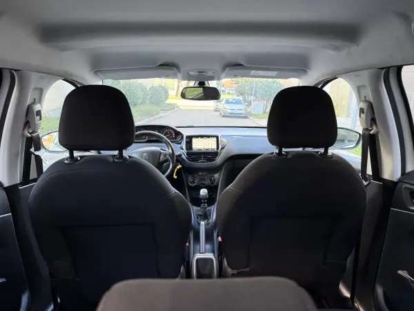 Peugeot 208 2018 - 9450 EUR, 128000 km - AUTO.MOTO.pt - 128000km - foto 13 de 14