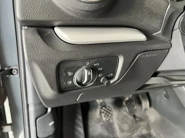 Audi A3 Sportback 2019 - 17900 EUR, 104914 km - AUTO.MOTO.pt - 104914km - foto 19 de 21