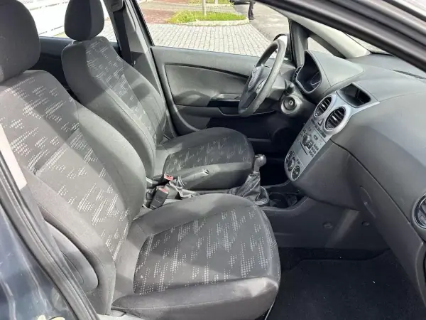 Opel Corsa 2013 - 7750 EUR, 99853 km - AUTO.MOTO.pt - 99853km - foto 8 de 15