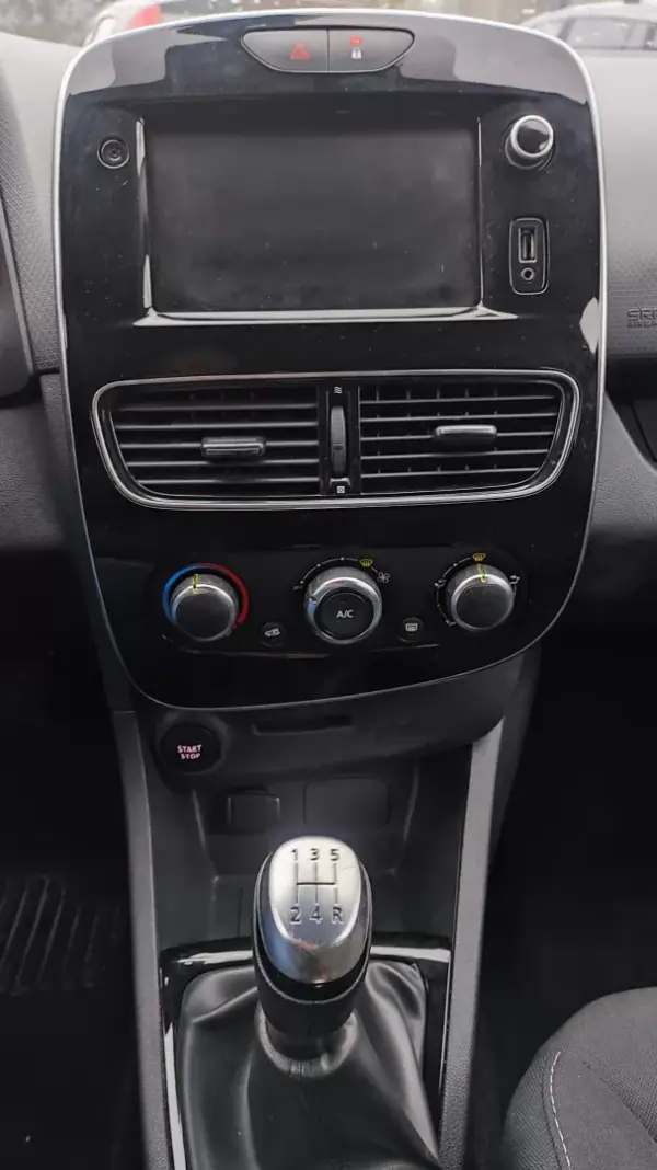 Renault Clio 2019 - 11898 EUR, 116998 km - AUTO.MOTO.pt - 116998km - foto 8 de 14