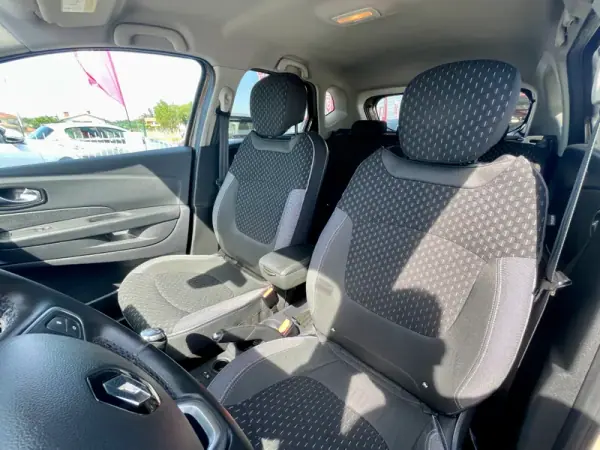 Renault Captur 2017 - 12950 EUR, 85620 km - AUTO.MOTO.pt - 85620km - foto 18 de 27