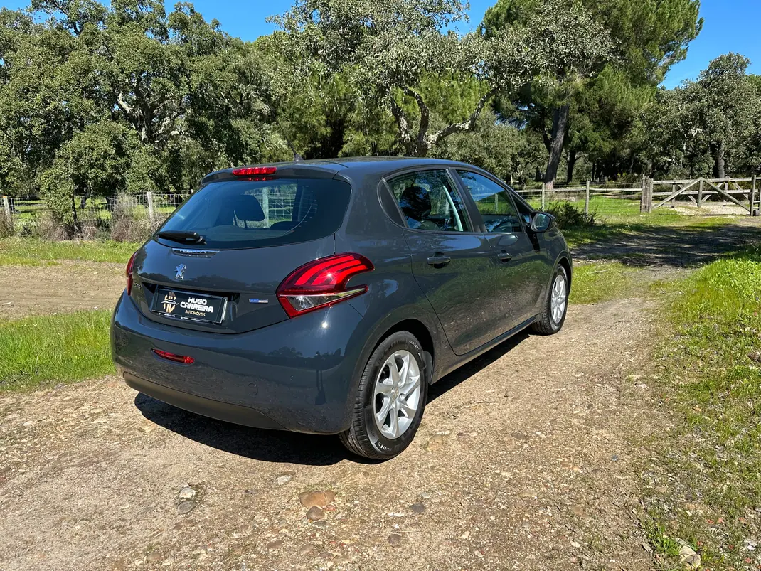 Peugeot 208 2017 - 7850 EUR, 130754 km - AUTO.MOTO.pt - 130754km - foto 4 de 10