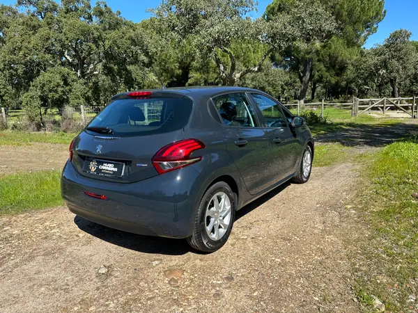 Peugeot 208 2017 - 7850 EUR, 130754 km - AUTO.MOTO.pt - 130754km - foto 4 de 10