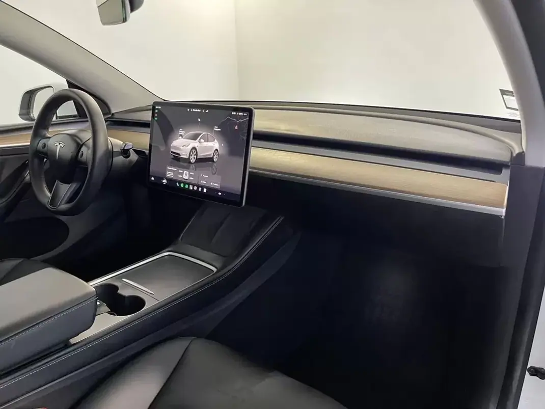 Tesla Model Y 2022 - 38750 EUR, 44000 km - 44000km - foto 16 de 42