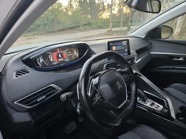 Peugeot 5008 2018 - 17750 EUR, 125000 km - AUTO.MOTO.pt - 125000km - foto 32 de 36