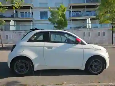 Fiat 500e C 2021 - 14250 EUR, 75000 km - AUTO.MOTO.pt - 75000km - foto 24 de 26
