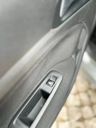 Peugeot 308 2015 - 11900 EUR, 210000 km - AUTO.MOTO.pt - 210000km - foto 29 de 36
