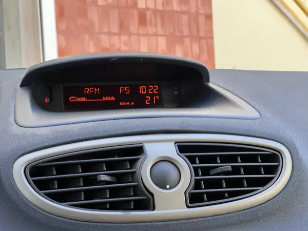 Renault Clio 2008 - 4990 EUR, 255000 km - AUTO.MOTO.pt - 255000km - foto 25 de 31