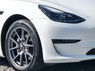Tesla Model 3 2021 - 24990 EUR, 113300 km - AUTO.MOTO.pt - 113300km - foto 5 de 26