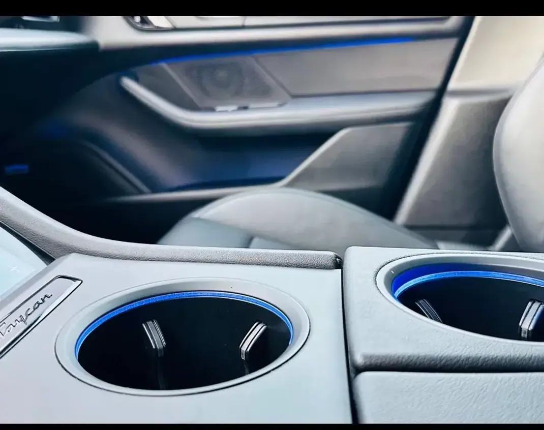 Porsche Taycan 2021 - 53499 EUR, 153620 km - AUTO.MOTO.pt - 153620km - foto 8 de 28