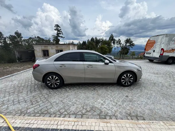 Mercedes-Benz A 180 Limousine 2020 — foto 3 de 12