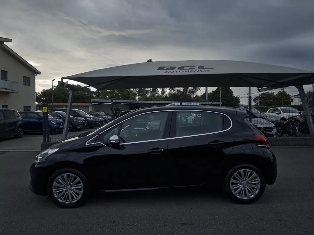 Peugeot 208 2018 - 10990 EUR, 181000 km - AUTO.MOTO.pt - 181000km - foto 5 de 38