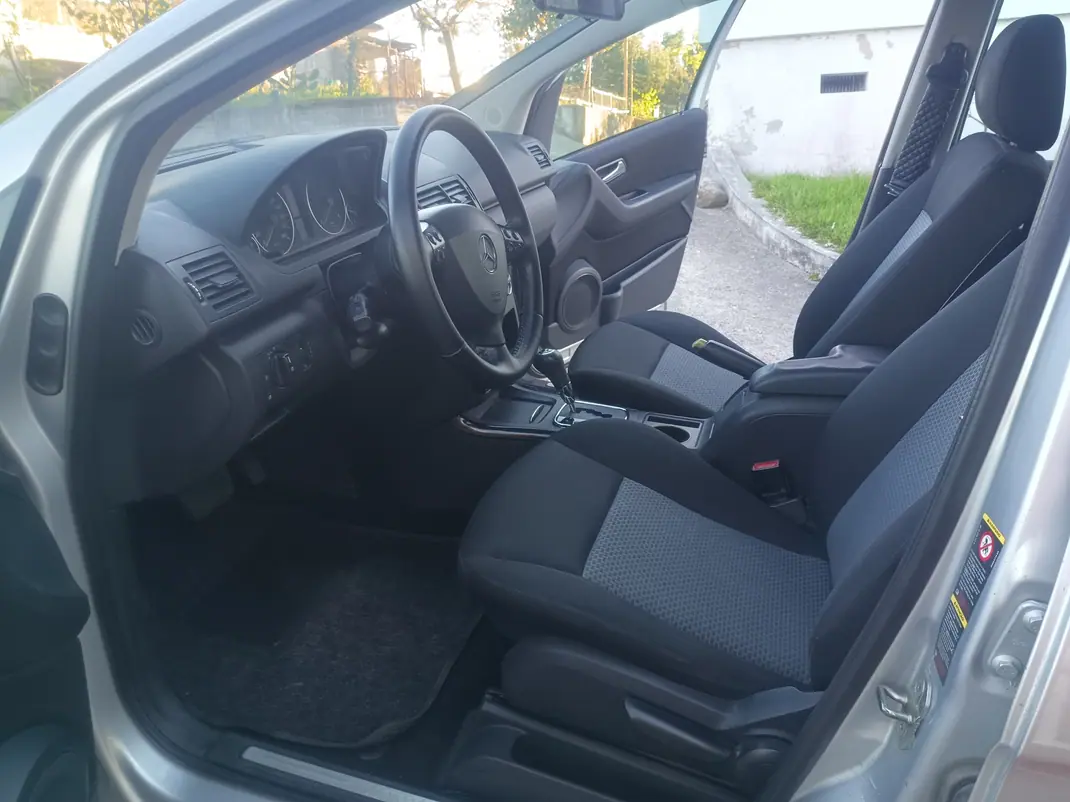 Mercedes-Benz A 180 2005 - 5490 EUR, 257000 km - AUTO.MOTO.pt - 257000km - foto 9 de 10