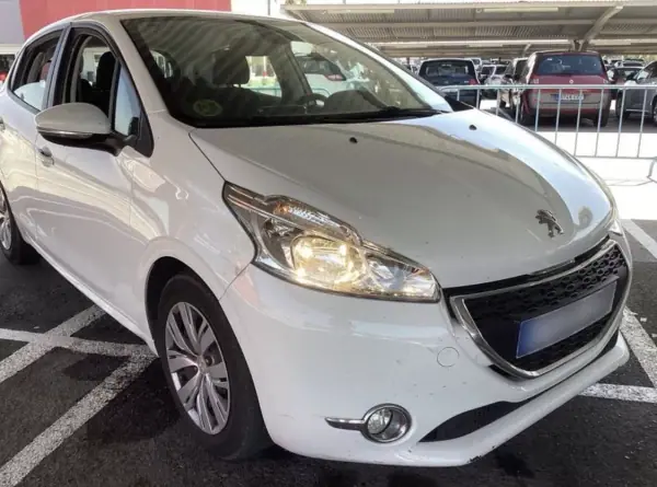 Peugeot 208 1.4 HDi Active 2014 Diesel — 101 000 km · Ilha da Madeira Peugeot 208 1.4 HDi Active 2014 Diesel