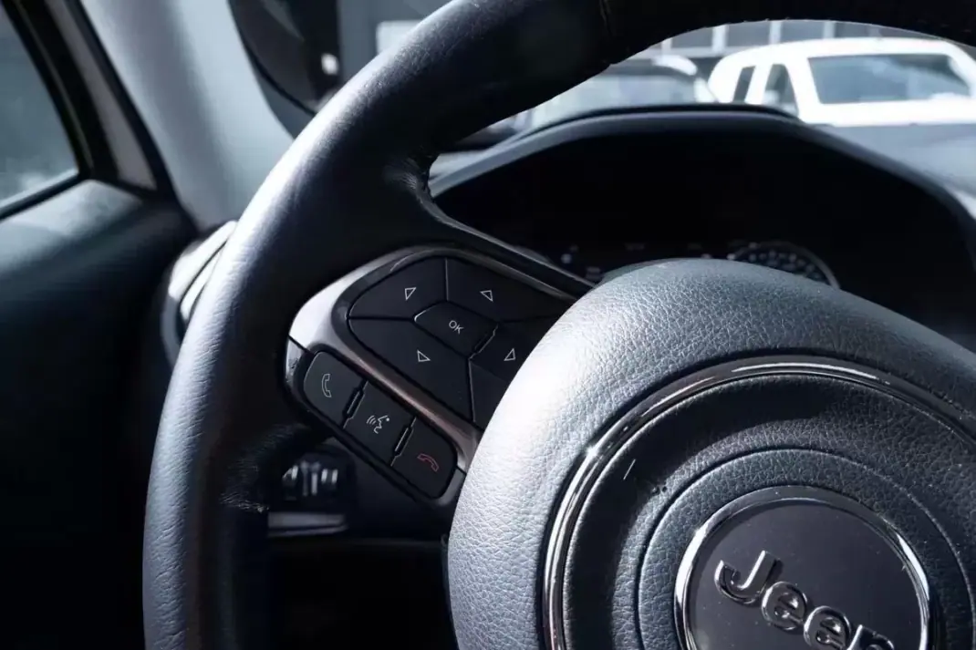 Jeep Renegade 2020 - 17600 EUR, 100000 km - AUTO.MOTO.pt - 100000km - foto 18 de 26