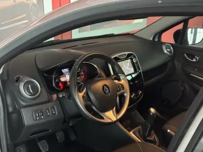 Renault Clio Sport Tourer 2016 - 10990 EUR, 88915 km - AUTO.MOTO.pt - 88915km - foto 15 de 19