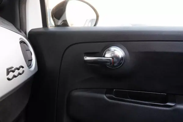 Fiat 500C 2021 - 11600 EUR, 114000 km - AUTO.MOTO.pt - 114000km - foto 22 de 34
