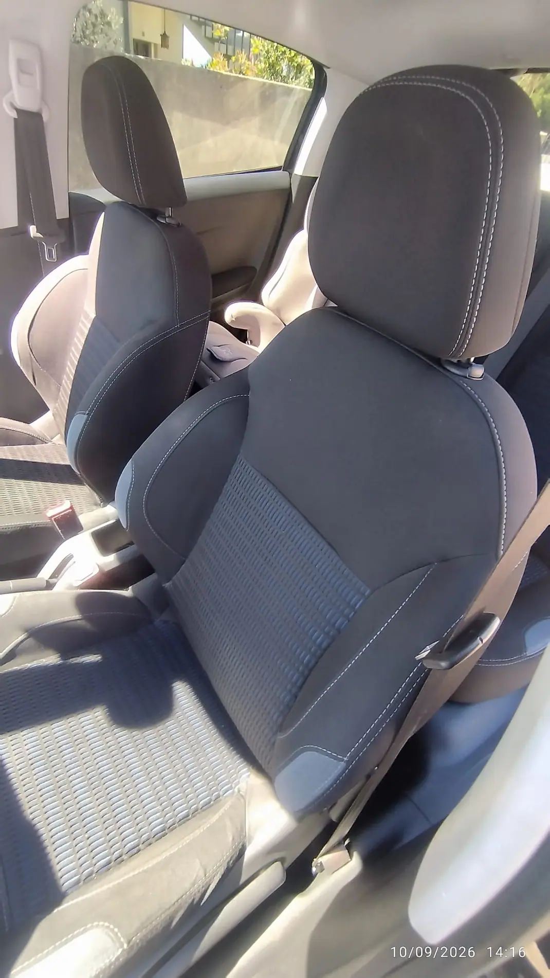 Peugeot 208 2015 - 7000 EUR, 133000 km - 133000km - foto 6 de 15