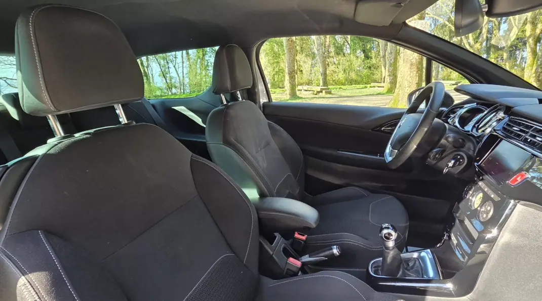 Citroën DS3 2015 - 9850 EUR, 185000 km - AUTO.MOTO.pt - 185000km - foto 15 de 19