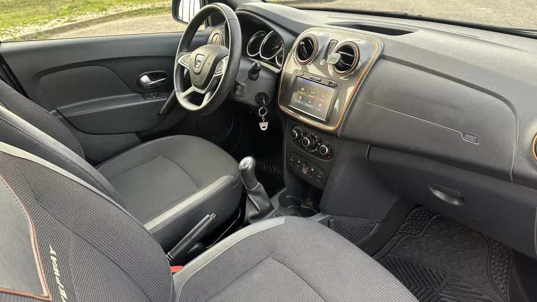 Dacia Sandero 2017 - 9750 EUR, 76000 km - AUTO.MOTO.pt - 76000km - foto 9 de 12
