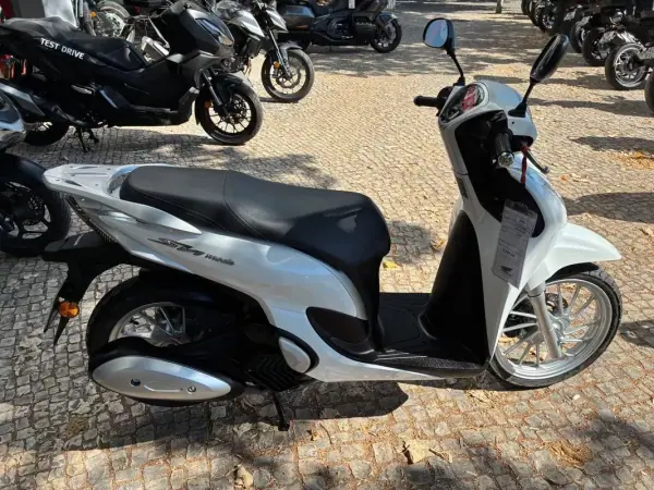 Honda SH 150i 2024 - 2250 EUR, 5266 km - AUTO.MOTO.pt - 5266km - foto 3 de 12