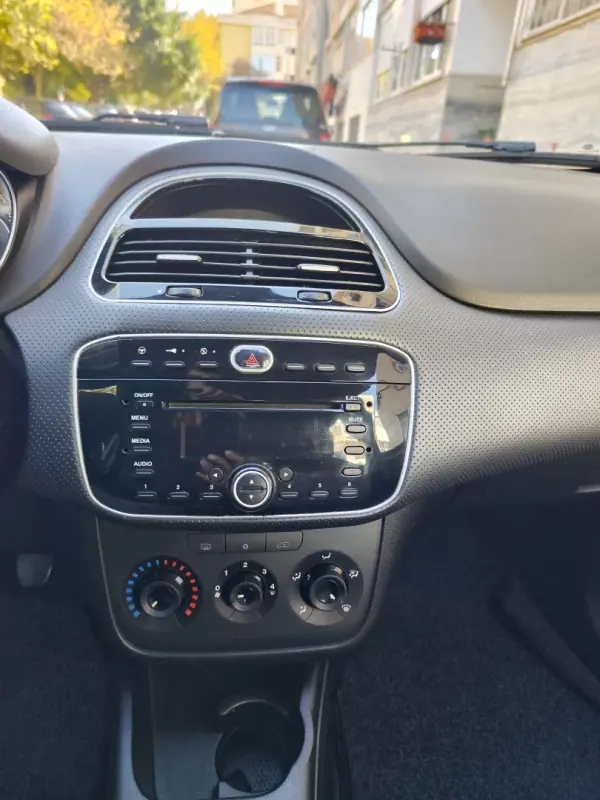 Fiat Punto Evo 2011 - 5780 EUR, 148000 km - AUTO.MOTO.pt - 148000km - foto 33 de 38