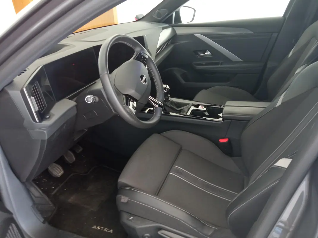Opel Astra 2024 - 21000 EUR, 15000 km - AUTO.MOTO.pt - 15000km - foto 3 de 9