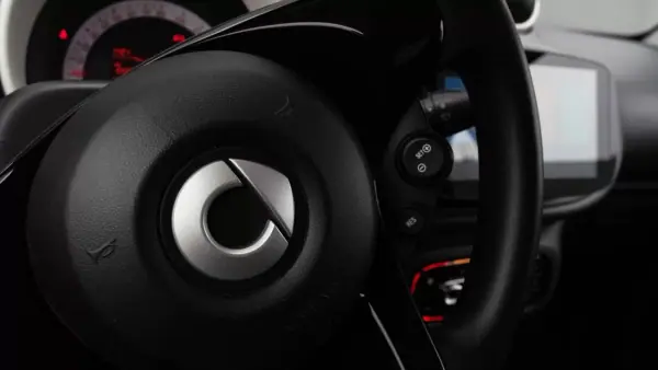 Smart Fortwo Cabrio 2017 - 11200 EUR, 73000 km - AUTO.MOTO.pt - 73000km - foto 17 de 23