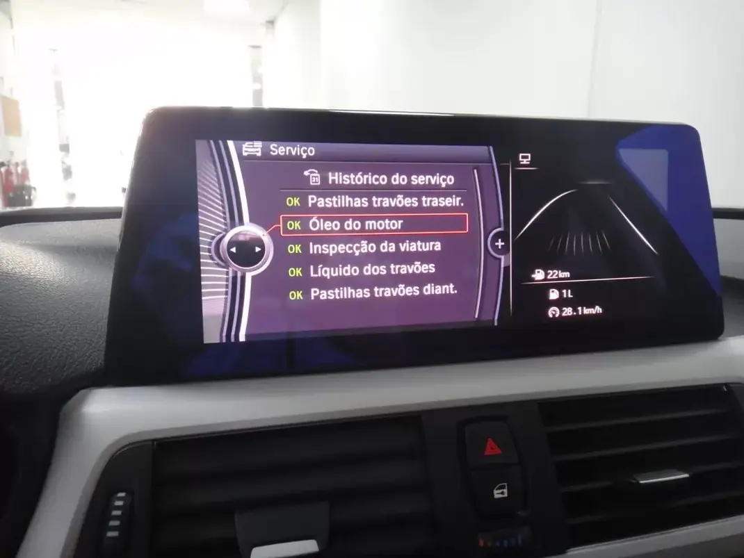 BMW 318 2013 - 13990 EUR, 157000 km - AUTO.MOTO.pt - 157000km - foto 21 de 27