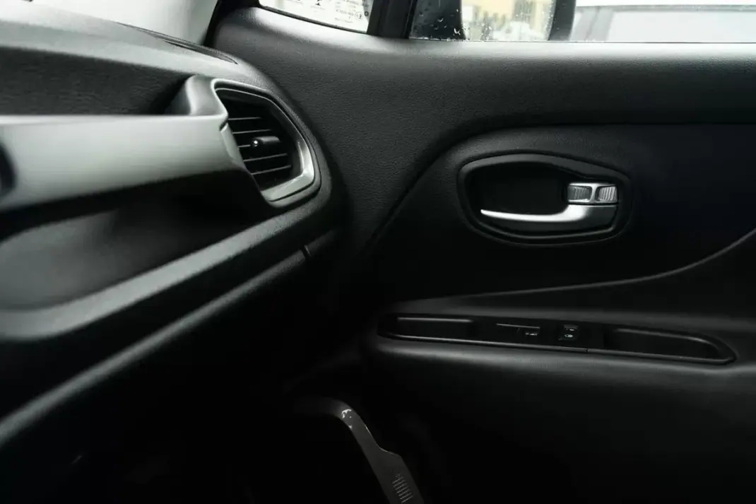 Jeep Renegade 2020 - 15999 EUR, 98800 km - AUTO.MOTO.pt - 98800km - foto 18 de 27