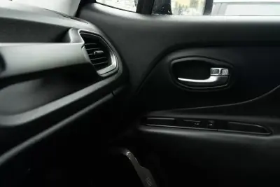 Jeep Renegade 2020 - 15999 EUR, 98800 km - AUTO.MOTO.pt - 98800km - foto 18 de 27