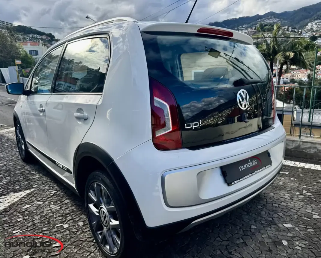 Volkswagen Cross Up! 2014 - 9950 EUR, 112304 km - AUTO.MOTO.pt - 112304km - foto 16 de 18
