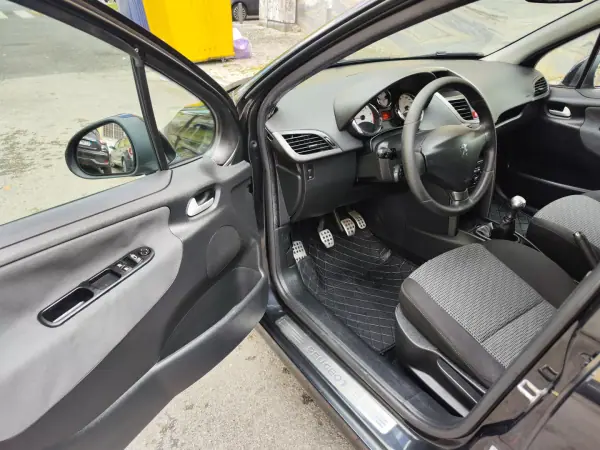 Peugeot 207 2011 - 5480 EUR, 219000 km - AUTO.MOTO.pt - 219000km - foto 28 de 38
