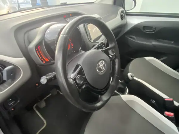 Toyota Aygo 2015 - 9850 EUR, 116267 km - AUTO.MOTO.pt - 116267km - foto 14 de 34