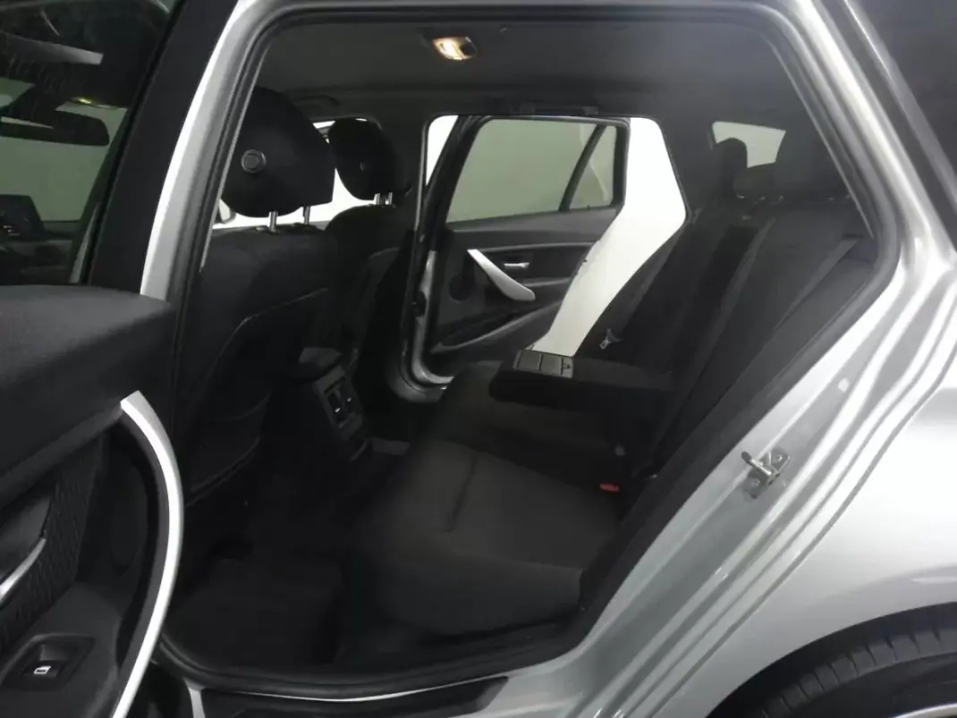 BMW 318 2013 - 13990 EUR, 157000 km - AUTO.MOTO.pt - 157000km - foto 12 de 27