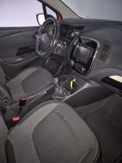 Renault Captur 2017 - 14750 EUR, 130625 km - AUTO.MOTO.pt - 130625km - foto 5 de 8