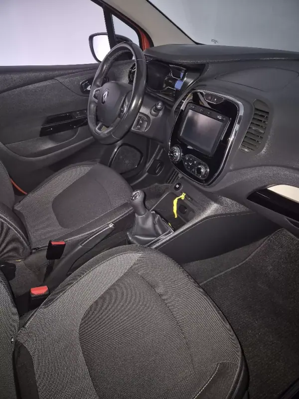 Renault Captur 2017 - 14750 EUR, 130625 km - AUTO.MOTO.pt - 130625km - foto 5 de 8