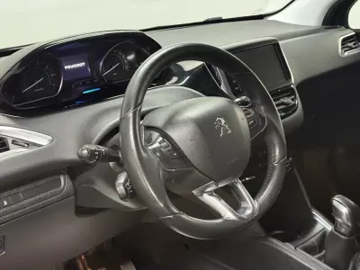 Peugeot 208 2012 - 6500 EUR, 236500 km - AUTO.MOTO.pt - 236500km - foto 20 de 21