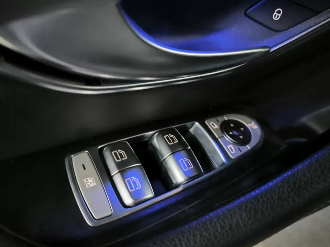 Mercedes-Benz E 300 2022 - 35950 EUR, 122245 km - AUTO.MOTO.pt - 122245km - foto 33 de 43