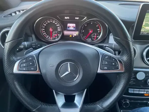 Mercedes-Benz CLA 200 2017 - 22990 EUR, 145650 km - AUTO.MOTO.pt - 145650km - foto 15 de 20